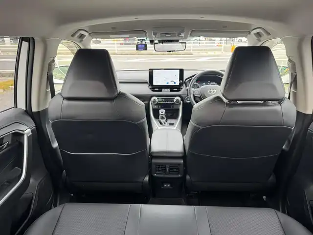 トヨタ ＲＡＶ４ G 滋賀県 2023(令5)年 6.5万km プラチナホワイトパールマイカ ワンオーナー/4WD/純正9インチディスプレイオーディオ /　T-Connectナビ フルセグ Bluetooth appleCarPlay/パノラミックビューモニター/デジタルインナーミラー/TZドライブレコーダー前後/パワーバックドア/ナビ連動ビルトインETC2.0/パーキングサポートブレーキ/ブラインドスポットモニター/レザーシート（ブラック）/Toyota Safety Sense/プリクラッシュセーフティ/レーントレーシングアシスト/レーダークルーズコントロール /オートマチックハイビーム/先行車発進告知機能/ステアリングヒーター/ナノイーX/ヒルスタートアシストコントロール/純正フロアマット/純正ドアバイザー/純正18インチアルミ/スマートキー×2/プッシュスタート/取扱説明書/保証書/