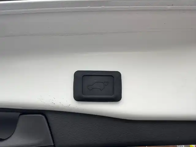 トヨタ ＲＡＶ４ G 滋賀県 2023(令5)年 6.5万km プラチナホワイトパールマイカ ワンオーナー/4WD/純正9インチディスプレイオーディオ /　T-Connectナビ フルセグ Bluetooth appleCarPlay/パノラミックビューモニター/デジタルインナーミラー/TZドライブレコーダー前後/パワーバックドア/ナビ連動ビルトインETC2.0/パーキングサポートブレーキ/ブラインドスポットモニター/レザーシート（ブラック）/Toyota Safety Sense/プリクラッシュセーフティ/レーントレーシングアシスト/レーダークルーズコントロール /オートマチックハイビーム/先行車発進告知機能/ステアリングヒーター/ナノイーX/ヒルスタートアシストコントロール/純正フロアマット/純正ドアバイザー/純正18インチアルミ/スマートキー×2/プッシュスタート/取扱説明書/保証書/