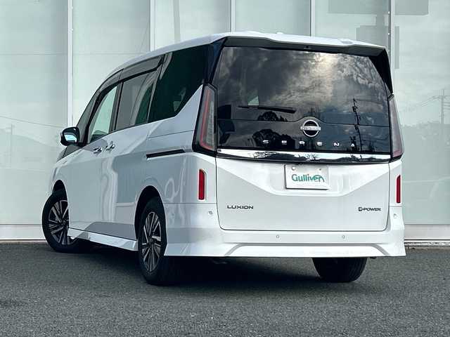 日産 セレナ e－パワー ルキシオン 福岡県 2023(令5)年 1.4万km プリズムホワイト ワンオーナー/プロパイロット2.0/純正フリップダウンモニター/純正フロントマスク/純正ナビ/（BT/フルセグ/AM/FM/USB/HDMI/AｐｐleCarPlay)/アラウンドビューモニター/Bカメラ/フロントカメラ/サイドカメラ/両側パワースライドドア/レーダークルーズコントロール/LEDヘッドライト/オートライト/オートマチックハイビーム/合皮シート/シートヒーター/ステアリングヒーター/ステアリングスイッチ/純正16インチAW/デジタルインナーミラー/HUD/電動パーキングブレーキ/置くだけ充電/ePedal/パーキングアシスト/横滑り防止装置/コーナーセンサー/レーンキープアシスト/盗難防止装置/衝突被害軽減システム/ウィンカーミラー/リアサンシェード/スマートキー/ETC2.0/保証書/取扱説明書