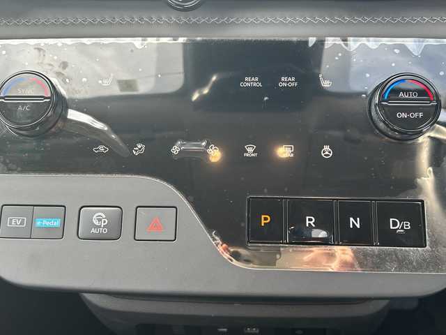 日産 セレナ e－パワー ルキシオン 福岡県 2023(令5)年 1.4万km プリズムホワイト ワンオーナー/プロパイロット2.0/純正フリップダウンモニター/純正フロントマスク/純正ナビ/（BT/フルセグ/AM/FM/USB/HDMI/AｐｐleCarPlay)/アラウンドビューモニター/Bカメラ/フロントカメラ/サイドカメラ/両側パワースライドドア/レーダークルーズコントロール/LEDヘッドライト/オートライト/オートマチックハイビーム/合皮シート/シートヒーター/ステアリングヒーター/ステアリングスイッチ/純正16インチAW/デジタルインナーミラー/HUD/電動パーキングブレーキ/置くだけ充電/ePedal/パーキングアシスト/横滑り防止装置/コーナーセンサー/レーンキープアシスト/盗難防止装置/衝突被害軽減システム/ウィンカーミラー/リアサンシェード/スマートキー/ETC2.0/保証書/取扱説明書