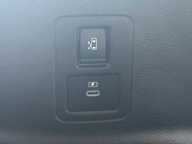 日産 セレナ e－パワー ルキシオン 福岡県 2023(令5)年 1.4万km プリズムホワイト ワンオーナー/プロパイロット2.0/純正フリップダウンモニター/純正フロントマスク/純正ナビ/（BT/フルセグ/AM/FM/USB/HDMI/AｐｐleCarPlay)/アラウンドビューモニター/Bカメラ/フロントカメラ/サイドカメラ/両側パワースライドドア/レーダークルーズコントロール/LEDヘッドライト/オートライト/オートマチックハイビーム/合皮シート/シートヒーター/ステアリングヒーター/ステアリングスイッチ/純正16インチAW/デジタルインナーミラー/HUD/電動パーキングブレーキ/置くだけ充電/ePedal/パーキングアシスト/横滑り防止装置/コーナーセンサー/レーンキープアシスト/盗難防止装置/衝突被害軽減システム/ウィンカーミラー/リアサンシェード/スマートキー/ETC2.0/保証書/取扱説明書