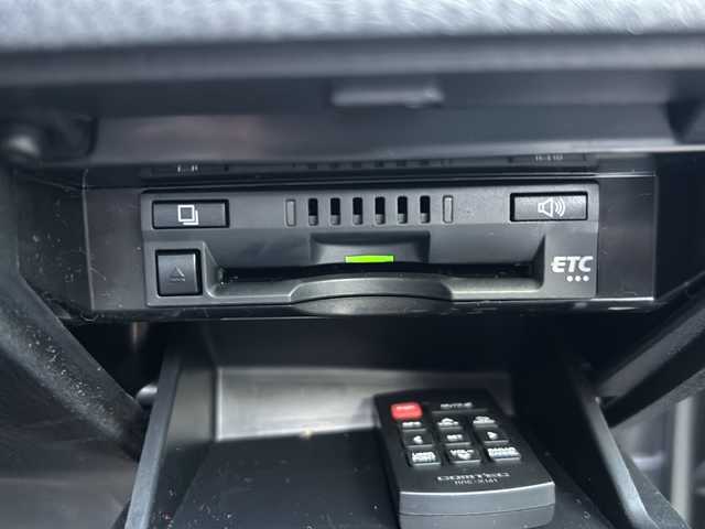 トヨタ カムリ G 鳥取県 2018(平30)年 9.9万km プラチナホワイトパールマイカ レーダークルーズコントロール/ＳＤナビ/バックカメラ/フルセグＴＶ　ＤＶＤ　ＣＤ　Ｂｌｕｅｔｏｏｔｈ/ビルトインＥＴＣ/ＭＴモード付ＡＴ/前後ドライブレコーダー/運転席パワーシート/オートホールド/オートハイビーム/オートライト/レーンアシスト/社外レーダー/ＬＥＤライト/フォグランプ/スマートキー/スペアキー/新車保証書/取扱説明書