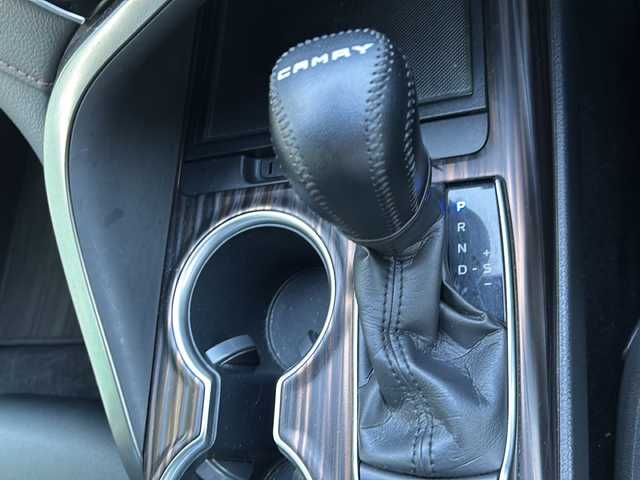 トヨタ カムリ G 鳥取県 2018(平30)年 9.9万km プラチナホワイトパールマイカ レーダークルーズコントロール/ＳＤナビ/バックカメラ/フルセグＴＶ　ＤＶＤ　ＣＤ　Ｂｌｕｅｔｏｏｔｈ/ビルトインＥＴＣ/ＭＴモード付ＡＴ/前後ドライブレコーダー/運転席パワーシート/オートホールド/オートハイビーム/オートライト/レーンアシスト/社外レーダー/ＬＥＤライト/フォグランプ/スマートキー/スペアキー/新車保証書/取扱説明書