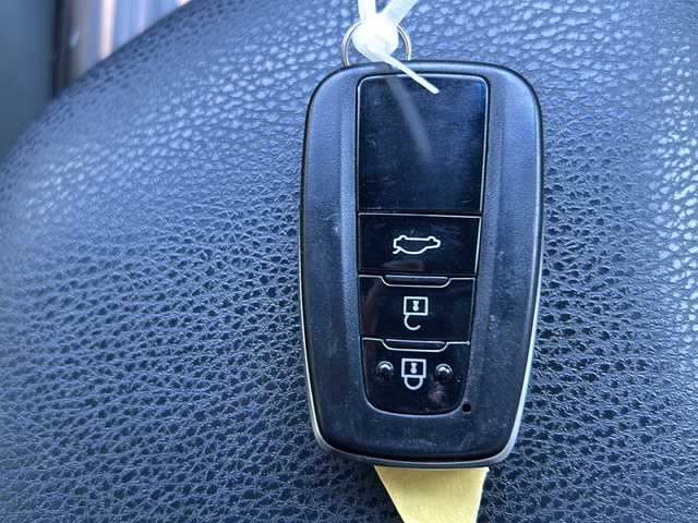 トヨタ カムリ G 鳥取県 2018(平30)年 9.9万km プラチナホワイトパールマイカ レーダークルーズコントロール/ＳＤナビ/バックカメラ/フルセグＴＶ　ＤＶＤ　ＣＤ　Ｂｌｕｅｔｏｏｔｈ/ビルトインＥＴＣ/ＭＴモード付ＡＴ/前後ドライブレコーダー/運転席パワーシート/オートホールド/オートハイビーム/オートライト/レーンアシスト/社外レーダー/ＬＥＤライト/フォグランプ/スマートキー/スペアキー/新車保証書/取扱説明書