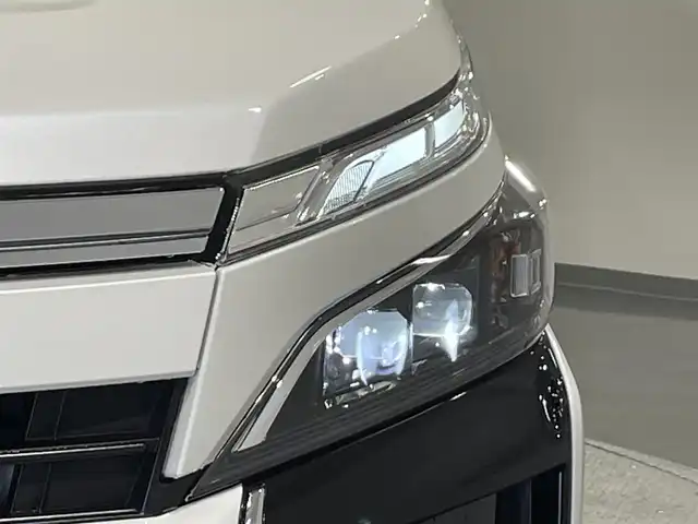 トヨタ ヴォクシー ZS 煌Ⅱ 愛知県 2020(令2)年 4.8万km ホワイトパールクリスタルシャイン AIS評価4.5点/トヨタセーフティセンス/BIGX11インチナビ/（Bluetooth/フルセグTV/HDMI/CD・DVD再生/USB)/バックカメラ/前後ドライブレコーダー/両側パワースライドドア/クルーズコントロール/スマートキー/・プッシュスタート/LEDヘッドライト/・フォグランプ/社外フロアマット/純正アルミホイール/サンシェード/革巻きステアリング/ステアリングスイッチ