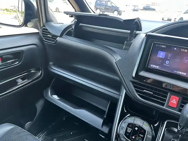 トヨタ ヴォクシー ZS 煌Ⅲ 宮城県 2021(令3)年 4.4万km ブラック TRDエアロ/セーフティセンス/・プリクラッシュセーフティ/・レーンディパーチャーアラート/・オートマチックハイビーム/・先行車発進告知機能/インテリジェントクリアランスソナー/純正ナビ/・CD/DVD/・Bluetooth/・フルセグTV/バックカメラ/ビルトインETC/両側パワースライドドア/ハーフレザーシート/革巻きステアリング/クルーズコントロール/ステアリングスイッチ/MTモード付AT/LEDヘッドランプ/フォグランプ/オートライト/スマートキー＆プッシュスタート/電動格納ミラー/純正16インチAW/純正フロアマット/純正ドアバイザー/Wエアバッグ