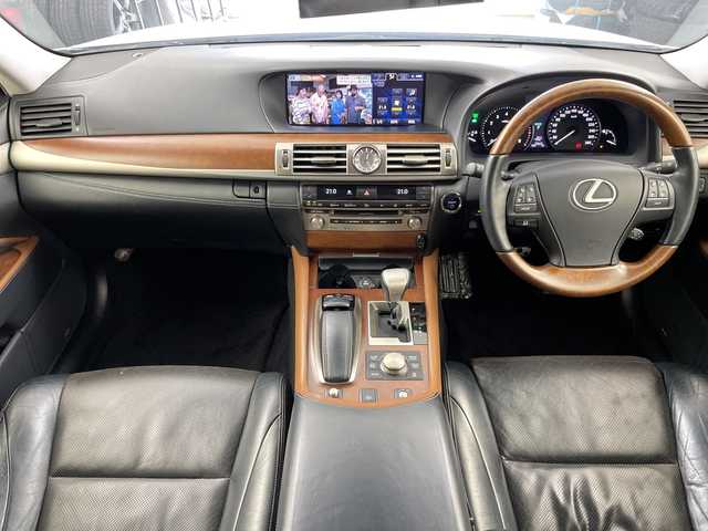 レクサス ＬＳ 600h バージョンC 道央・札幌 2013(平25)年 7.8万km ホワイトパールクリスタルシャイン ・4WD　　ハイブリッド/・モデリスタ　F.Rスポイラー/・4本出しマフラー/・OP三眼LEDライト/・サンルーフ/・純正メーカーナビ /・CD.Bluetooth・フルセグ/・TVキャンセラー/・バックカメラ/・シートヒーター/エアーシート/・レザーシート/パワーシート/・エアサス/エアサスコントローラー/・クリアランスソナー/・ウッドコンビハンドル/・ビルトインETC