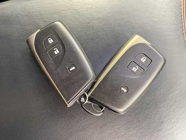 レクサス ＬＳ 600h バージョンC 道央・札幌 2013(平25)年 7.8万km ホワイトパールクリスタルシャイン ・4WD　　ハイブリッド/・モデリスタ　F.Rスポイラー/・4本出しマフラー/・OP三眼LEDライト/・サンルーフ/・純正メーカーナビ /・CD.Bluetooth・フルセグ/・TVキャンセラー/・バックカメラ/・シートヒーター/エアーシート/・レザーシート/パワーシート/・エアサス/エアサスコントローラー/・クリアランスソナー/・ウッドコンビハンドル/・ビルトインETC