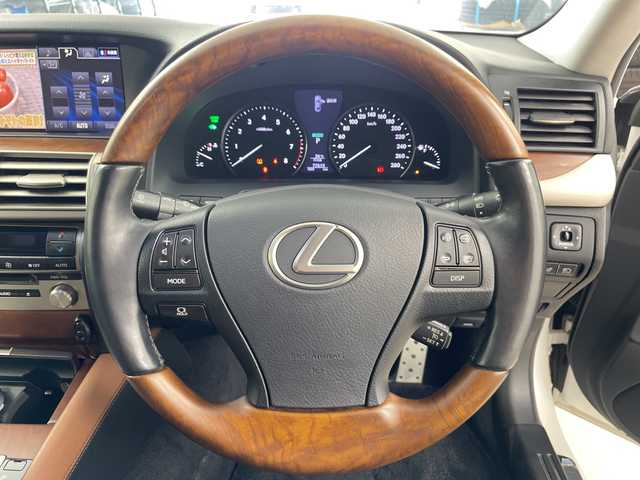 レクサス ＬＳ 600h バージョンC 道央・札幌 2013(平25)年 7.8万km ホワイトパールクリスタルシャイン ・4WD　　ハイブリッド/・モデリスタ　F.Rスポイラー/・4本出しマフラー/・OP三眼LEDライト/・サンルーフ/・純正メーカーナビ /・CD.Bluetooth・フルセグ/・TVキャンセラー/・バックカメラ/・シートヒーター/エアーシート/・レザーシート/パワーシート/・エアサス/エアサスコントローラー/・クリアランスソナー/・ウッドコンビハンドル/・ビルトインETC