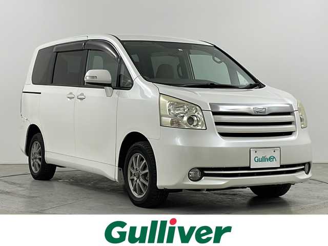 トヨタ ノア X Lセレクション 道央・札幌 2008(平20)年 13.6万km ホワイトパールクリスタルシャイン ・4WD  /寒冷地仕様/・純正HDDディーラーOPナビ/（CD/DVD/フルセグTV）/・フリップダウンモニター/・バックカメラ/・ワイパーデアイサー/・ウィンカーミラー/・ドアバイザー/・プッシュスタート/・スマートキー/・片側パワースライドドア/・純正フロアマット/・ETC/・夏タイヤ社外AW付き積込み（215/55R17）/・盗難防止装置