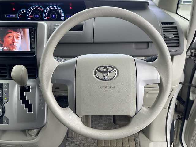トヨタ ノア X Lセレクション 道央・札幌 2008(平20)年 13.6万km ホワイトパールクリスタルシャイン ・4WD  /寒冷地仕様/・純正HDDディーラーOPナビ/（CD/DVD/フルセグTV）/・フリップダウンモニター/・バックカメラ/・ワイパーデアイサー/・ウィンカーミラー/・ドアバイザー/・プッシュスタート/・スマートキー/・片側パワースライドドア/・純正フロアマット/・ETC/・夏タイヤ社外AW付き積込み（215/55R17）/・盗難防止装置