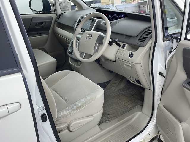 トヨタ ノア X Lセレクション 道央・札幌 2008(平20)年 13.6万km ホワイトパールクリスタルシャイン ・4WD  /寒冷地仕様/・純正HDDディーラーOPナビ/（CD/DVD/フルセグTV）/・フリップダウンモニター/・バックカメラ/・ワイパーデアイサー/・ウィンカーミラー/・ドアバイザー/・プッシュスタート/・スマートキー/・片側パワースライドドア/・純正フロアマット/・ETC/・夏タイヤ社外AW付き積込み（215/55R17）/・盗難防止装置