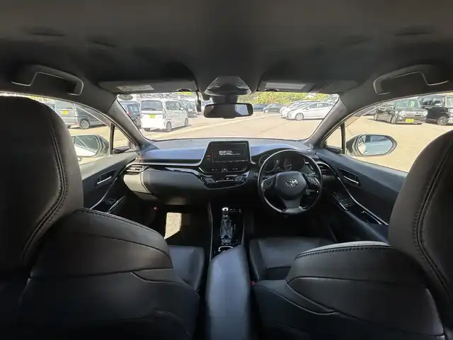トヨタ Ｃ－ＨＲ G 愛媛県 2017(平29)年 4.9万km ホワイトパールクリスタルシャイン 純正ナビ（Bluetooth/SD/CD/DVD/フルセグTV)/バックカメラ/前方ドライブレコーダー(SD欠)/ビルドインETC/ハーフレザーシート/シートヒーター/アダプティブクルーズコントロール/ブラインドスポットモニター/純正18インチアルミホイール/純正フロアマット/純正ドアバイザー/トノカバー/LEDヘッドライト/フォグランプ/オートマチックハイビーム/オートライト/ABS/横滑り防止装置/レーンキープアシスト/衝突被害軽減ブレーキ/盗難防止装置