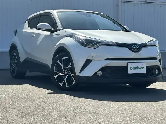 トヨタ Ｃ－ＨＲ G 愛媛県 2017(平29)年 4.9万km ホワイトパールクリスタルシャイン 純正ナビ（Bluetooth/SD/CD/DVD/フルセグTV)/バックカメラ/前方ドライブレコーダー(SD欠)/ビルドインETC/ハーフレザーシート/シートヒーター/アダプティブクルーズコントロール/ブラインドスポットモニター/純正18インチアルミホイール/純正フロアマット/純正ドアバイザー/トノカバー/LEDヘッドライト/フォグランプ/オートマチックハイビーム/オートライト/ABS/横滑り防止装置/レーンキープアシスト/衝突被害軽減ブレーキ/盗難防止装置
