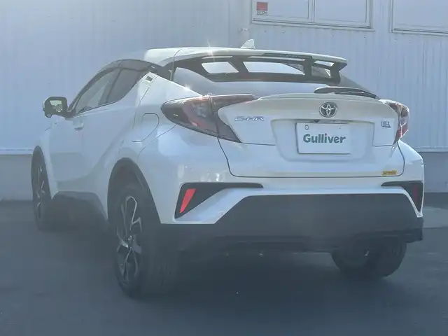 トヨタ Ｃ－ＨＲ G 愛媛県 2017(平29)年 4.9万km ホワイトパールクリスタルシャイン 純正ナビ（Bluetooth/SD/CD/DVD/フルセグTV)/バックカメラ/前方ドライブレコーダー(SD欠)/ビルドインETC/ハーフレザーシート/シートヒーター/アダプティブクルーズコントロール/ブラインドスポットモニター/純正18インチアルミホイール/純正フロアマット/純正ドアバイザー/トノカバー/LEDヘッドライト/フォグランプ/オートマチックハイビーム/オートライト/ABS/横滑り防止装置/レーンキープアシスト/衝突被害軽減ブレーキ/盗難防止装置