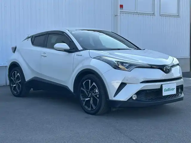 トヨタ Ｃ－ＨＲ G 愛媛県 2017(平29)年 4.9万km ホワイトパールクリスタルシャイン 純正ナビ（Bluetooth/SD/CD/DVD/フルセグTV)/バックカメラ/前方ドライブレコーダー(SD欠)/ビルドインETC/ハーフレザーシート/シートヒーター/アダプティブクルーズコントロール/ブラインドスポットモニター/純正18インチアルミホイール/純正フロアマット/純正ドアバイザー/トノカバー/LEDヘッドライト/フォグランプ/オートマチックハイビーム/オートライト/ABS/横滑り防止装置/レーンキープアシスト/衝突被害軽減ブレーキ/盗難防止装置