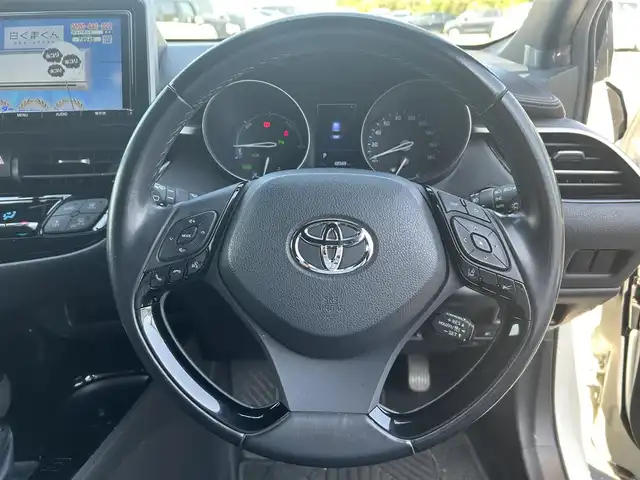 トヨタ Ｃ－ＨＲ G 愛媛県 2017(平29)年 4.9万km ホワイトパールクリスタルシャイン 純正ナビ（Bluetooth/SD/CD/DVD/フルセグTV)/バックカメラ/前方ドライブレコーダー(SD欠)/ビルドインETC/ハーフレザーシート/シートヒーター/アダプティブクルーズコントロール/ブラインドスポットモニター/純正18インチアルミホイール/純正フロアマット/純正ドアバイザー/トノカバー/LEDヘッドライト/フォグランプ/オートマチックハイビーム/オートライト/ABS/横滑り防止装置/レーンキープアシスト/衝突被害軽減ブレーキ/盗難防止装置