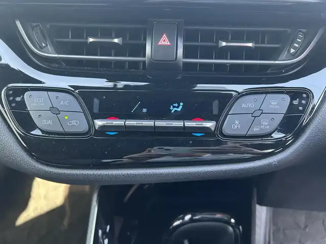トヨタ Ｃ－ＨＲ G 愛媛県 2017(平29)年 4.9万km ホワイトパールクリスタルシャイン ワンオーナー/登録時48949km/車検　R08/07/26迄/純正9インチメモリーナビ/（Bluetooth/SD/CD/DVD/フルセグTV)/バックカメラ/前方ドライブレコーダー(SD欠)/ビルドインETC/セーフティセンスP/・プリクラッシュセーフティシステム/・レーンディパーチャーアラート/・オートマチックハイビーム/・レーダークルーズコントロール/ハーフレザーシート/シートヒーター/ブラインドスポットモニター/LEDオートヘッドライト/フォグランプ/純正18インチアルミホイール/純正フロアマット/ドアバイザー/トノカバー/ETC