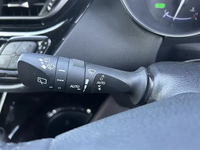 トヨタ Ｃ－ＨＲ G 愛媛県 2017(平29)年 4.9万km ホワイトパールクリスタルシャイン 純正ナビ（Bluetooth/SD/CD/DVD/フルセグTV)/バックカメラ/前方ドライブレコーダー(SD欠)/ビルドインETC/ハーフレザーシート/シートヒーター/アダプティブクルーズコントロール/ブラインドスポットモニター/純正18インチアルミホイール/純正フロアマット/純正ドアバイザー/トノカバー/LEDヘッドライト/フォグランプ/オートマチックハイビーム/オートライト/ABS/横滑り防止装置/レーンキープアシスト/衝突被害軽減ブレーキ/盗難防止装置