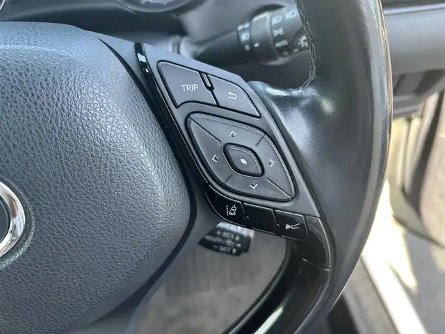 トヨタ Ｃ－ＨＲ G 愛媛県 2017(平29)年 4.9万km ホワイトパールクリスタルシャイン 純正ナビ（Bluetooth/SD/CD/DVD/フルセグTV)/バックカメラ/前方ドライブレコーダー(SD欠)/ビルドインETC/ハーフレザーシート/シートヒーター/アダプティブクルーズコントロール/ブラインドスポットモニター/純正18インチアルミホイール/純正フロアマット/純正ドアバイザー/トノカバー/LEDヘッドライト/フォグランプ/オートマチックハイビーム/オートライト/ABS/横滑り防止装置/レーンキープアシスト/衝突被害軽減ブレーキ/盗難防止装置