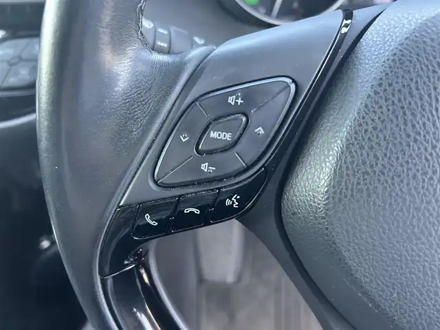 トヨタ Ｃ－ＨＲ G 愛媛県 2017(平29)年 4.9万km ホワイトパールクリスタルシャイン 純正ナビ（Bluetooth/SD/CD/DVD/フルセグTV)/バックカメラ/前方ドライブレコーダー(SD欠)/ビルドインETC/ハーフレザーシート/シートヒーター/アダプティブクルーズコントロール/ブラインドスポットモニター/純正18インチアルミホイール/純正フロアマット/純正ドアバイザー/トノカバー/LEDヘッドライト/フォグランプ/オートマチックハイビーム/オートライト/ABS/横滑り防止装置/レーンキープアシスト/衝突被害軽減ブレーキ/盗難防止装置