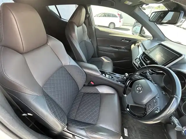 トヨタ Ｃ－ＨＲ G 愛媛県 2017(平29)年 4.9万km ホワイトパールクリスタルシャイン ワンオーナー/登録時48949km/車検　R08/07/26迄/純正9インチメモリーナビ/（Bluetooth/SD/CD/DVD/フルセグTV)/バックカメラ/前方ドライブレコーダー(SD欠)/ビルドインETC/セーフティセンスP/・プリクラッシュセーフティシステム/・レーンディパーチャーアラート/・オートマチックハイビーム/・レーダークルーズコントロール/ハーフレザーシート/シートヒーター/ブラインドスポットモニター/LEDオートヘッドライト/フォグランプ/純正18インチアルミホイール/純正フロアマット/ドアバイザー/トノカバー/ETC