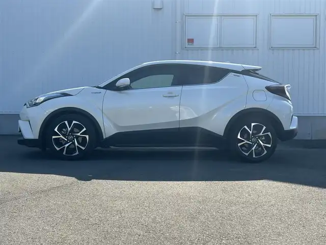 トヨタ Ｃ－ＨＲ G 愛媛県 2017(平29)年 4.9万km ホワイトパールクリスタルシャイン 純正ナビ（Bluetooth/SD/CD/DVD/フルセグTV)/バックカメラ/前方ドライブレコーダー(SD欠)/ビルドインETC/ハーフレザーシート/シートヒーター/アダプティブクルーズコントロール/ブラインドスポットモニター/純正18インチアルミホイール/純正フロアマット/純正ドアバイザー/トノカバー/LEDヘッドライト/フォグランプ/オートマチックハイビーム/オートライト/ABS/横滑り防止装置/レーンキープアシスト/衝突被害軽減ブレーキ/盗難防止装置