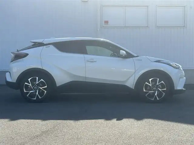 トヨタ Ｃ－ＨＲ G 愛媛県 2017(平29)年 4.9万km ホワイトパールクリスタルシャイン 純正ナビ（Bluetooth/SD/CD/DVD/フルセグTV)/バックカメラ/前方ドライブレコーダー(SD欠)/ビルドインETC/ハーフレザーシート/シートヒーター/アダプティブクルーズコントロール/ブラインドスポットモニター/純正18インチアルミホイール/純正フロアマット/純正ドアバイザー/トノカバー/LEDヘッドライト/フォグランプ/オートマチックハイビーム/オートライト/ABS/横滑り防止装置/レーンキープアシスト/衝突被害軽減ブレーキ/盗難防止装置