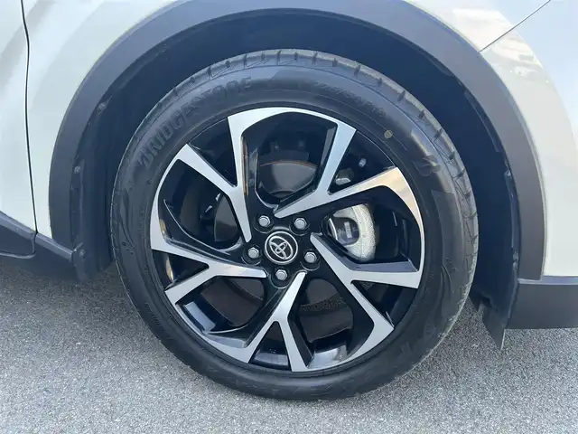 トヨタ Ｃ－ＨＲ G 愛媛県 2017(平29)年 4.9万km ホワイトパールクリスタルシャイン 純正ナビ（Bluetooth/SD/CD/DVD/フルセグTV)/バックカメラ/前方ドライブレコーダー(SD欠)/ビルドインETC/ハーフレザーシート/シートヒーター/アダプティブクルーズコントロール/ブラインドスポットモニター/純正18インチアルミホイール/純正フロアマット/純正ドアバイザー/トノカバー/LEDヘッドライト/フォグランプ/オートマチックハイビーム/オートライト/ABS/横滑り防止装置/レーンキープアシスト/衝突被害軽減ブレーキ/盗難防止装置