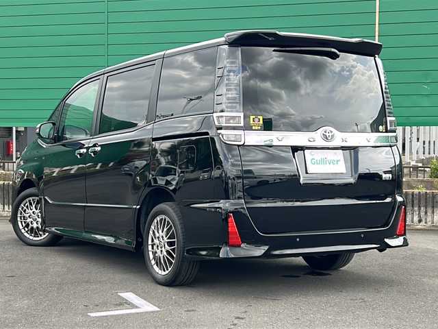 トヨタ ヴォクシー ハイブリッド ZS 煌Ⅲ 茨城県 2021(令3)年 4.7万km ブラック ワンオーナー/純正10インチナビゲーション/CD/DVD/Bluetooth/フルセグTV/バックカメラ/トヨタセーフティセンス/・プリクラッシュセーフティ/・クルーズコントロール/・レーンキープアシスト/・オートマチックハイビーム/コーナーセンサー/ビルトインETC2.0/ハーフレザーシート/前席シートヒーター/両側パワースライドドア/純正16インチAW/オートライト/LEDヘッドライト/保証書、取扱説明書