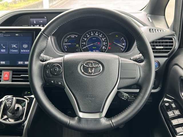 トヨタ ヴォクシー ハイブリッド ZS 煌Ⅲ 茨城県 2021(令3)年 4.7万km ブラック ワンオーナー/純正10インチナビゲーション/CD/DVD/Bluetooth/フルセグTV/バックカメラ/トヨタセーフティセンス/・プリクラッシュセーフティ/・クルーズコントロール/・レーンキープアシスト/・オートマチックハイビーム/コーナーセンサー/ビルトインETC2.0/ハーフレザーシート/前席シートヒーター/両側パワースライドドア/純正16インチAW/オートライト/LEDヘッドライト/保証書、取扱説明書