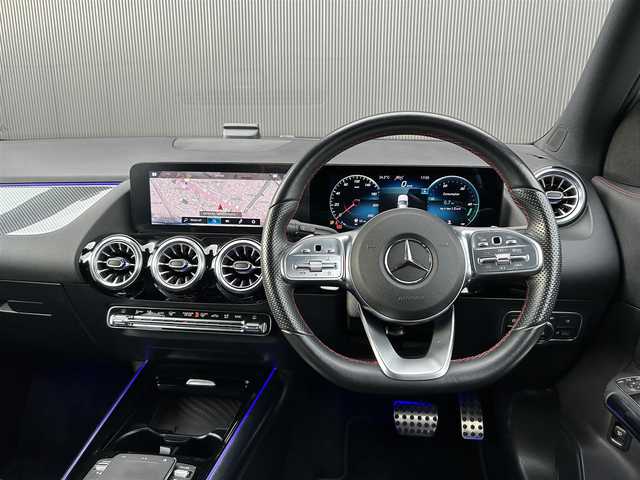メルセデス・ベンツ Ｍ・ベンツ ＧＬＡ２００ｄ 4マチック AMGライン 道東・釧路十勝 2021(令3)年 3万km デジタルホワイト AMGライン/　・純正19インチAW/　・LEDヘッドライト/オートライト/　・アンビエントライト/　・アダプディブハイビームアシストプラス/レーダーセーフティーパッケージ/　・アクティブディスタンスディストニック/　・アクティブブラインドスポットアシスト/　・アクティブレーンキーピングアシスト/純正メモリナビ/TV/BT/USB/黒ハーフレザー/シートヒーター/メモリ付きパワーシート/パワーバックドア/フットトランクオープナー/パドルシフト/純正ドライブレコーダー(前後)/ワイヤレス充電/リアフォグライト/ETC2.0