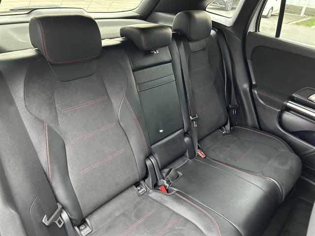 メルセデス・ベンツ Ｍ・ベンツ ＧＬＡ２００ｄ 4マチック AMGライン 道東・釧路十勝 2021(令3)年 3万km デジタルホワイト AMGライン/　・純正19インチAW/　・LEDヘッドライト/オートライト/　・アンビエントライト/　・アダプディブハイビームアシストプラス/レーダーセーフティーパッケージ/　・アクティブディスタンスディストニック/　・アクティブブラインドスポットアシスト/　・アクティブレーンキーピングアシスト/純正メモリナビ/TV/BT/USB/黒ハーフレザー/シートヒーター/メモリ付きパワーシート/パワーバックドア/フットトランクオープナー/パドルシフト/純正ドライブレコーダー(前後)/ワイヤレス充電/リアフォグライト/ETC2.0