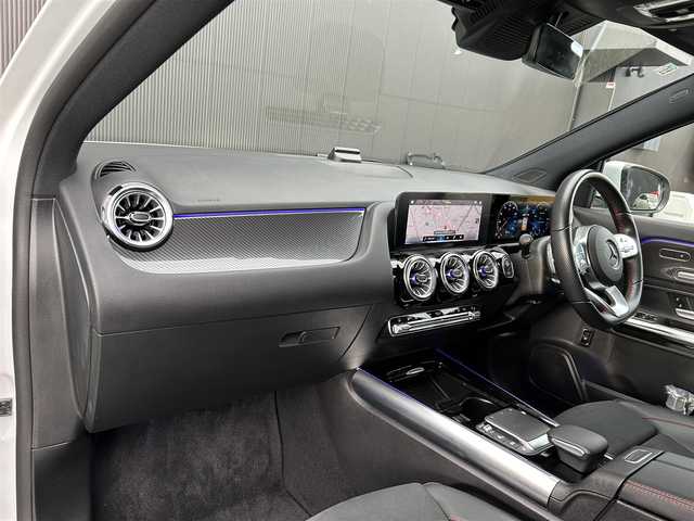メルセデス・ベンツ Ｍ・ベンツ ＧＬＡ２００ｄ 4マチック AMGライン 道東・釧路十勝 2021(令3)年 3万km デジタルホワイト AMGライン/　・純正19インチAW/　・LEDヘッドライト/オートライト/　・アンビエントライト/　・アダプディブハイビームアシストプラス/レーダーセーフティーパッケージ/　・アクティブディスタンスディストニック/　・アクティブブラインドスポットアシスト/　・アクティブレーンキーピングアシスト/純正メモリナビ/TV/BT/USB/黒ハーフレザー/シートヒーター/メモリ付きパワーシート/パワーバックドア/フットトランクオープナー/パドルシフト/純正ドライブレコーダー(前後)/ワイヤレス充電/リアフォグライト/ETC2.0