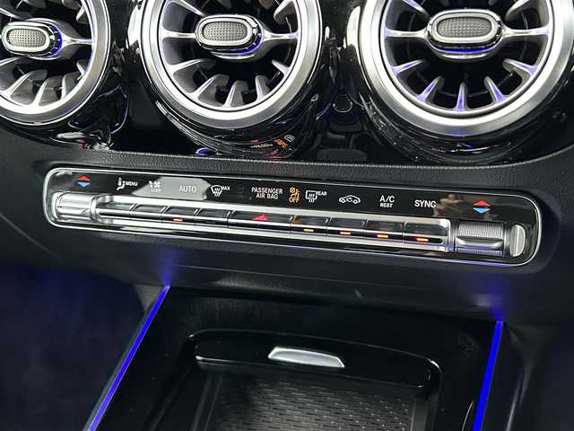 メルセデス・ベンツ Ｍ・ベンツ ＧＬＡ２００ｄ 4マチック AMGライン 道東・釧路十勝 2021(令3)年 3万km デジタルホワイト AMGライン/　・純正19インチAW/　・LEDヘッドライト/オートライト/　・アンビエントライト/　・アダプディブハイビームアシストプラス/レーダーセーフティーパッケージ/　・アクティブディスタンスディストニック/　・アクティブブラインドスポットアシスト/　・アクティブレーンキーピングアシスト/純正メモリナビ/TV/BT/USB/黒ハーフレザー/シートヒーター/メモリ付きパワーシート/パワーバックドア/フットトランクオープナー/パドルシフト/純正ドライブレコーダー(前後)/ワイヤレス充電/リアフォグライト/ETC2.0