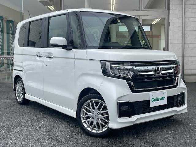ホンダ Ｎ ＢＯＸ カスタム L ターボ 埼玉県 2022(令4)年 0.6万km プラチナホワイトパール 社外SDナビ(Strada)/【CD/DVD/フルセグ/Bluetooth】/ホンダセンシング/レーダークルーズコントロール/衝突軽減ブレーキ/パーキングセンサーシステム/シートヒーター/バックカメラ/ドライブレコーダー/ETC/純正アルミホイール/LEDヘッドライト/ハーフレザーシート