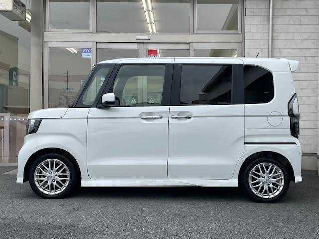 ホンダ Ｎ ＢＯＸ カスタム L ターボ 埼玉県 2022(令4)年 0.6万km プラチナホワイトパール 社外SDナビ(Strada)/【CD/DVD/フルセグ/Bluetooth】/ホンダセンシング/レーダークルーズコントロール/衝突軽減ブレーキ/パーキングセンサーシステム/シートヒーター/バックカメラ/ドライブレコーダー/ETC/純正アルミホイール/LEDヘッドライト/ハーフレザーシート