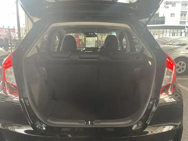 ホンダ フィット 13G L ホンダセンシング 大阪府 2018(平30)年 0.5万km クリスタルブラックパール ホンダセンシング/・安全運転支援システム/・アダプティブクルーズコントロール/・衝突軽減ブレーキ/・誤発進抑制機能/・歩行者事故低減ステアリング/・路外逸脱抑制機能/・車線維持支援システム/・先行車発進お知らせ機能/・標識認識機能/ホンダ純正ナビ/・フルセグTV/・Bluetooth/・バックカメラ/LEDヘッドライト/・オートライト/レーンキープアシスト/プッシュスタート/ワンオーナー/新車保証書/取扱説明書