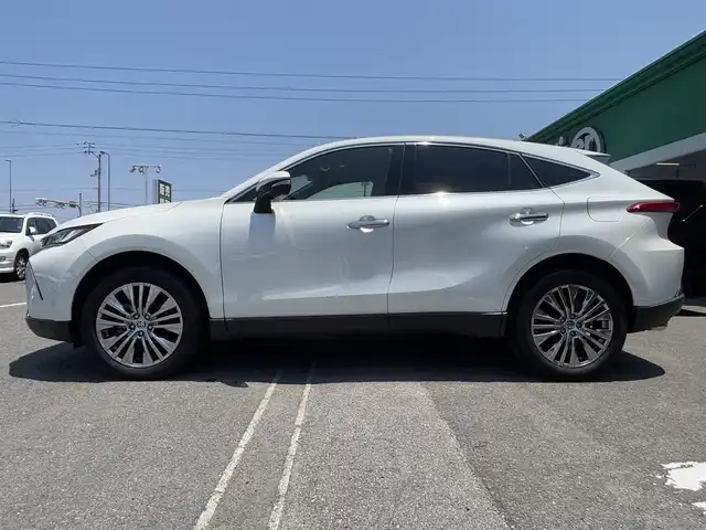 トヨタ ハリアー Z 徳島県 2022(令4)年 0.7万km ホワイトパールクリスタルシャイン 純正JBLナビ　/　AM/FM/BT/USB/フルセグ/Miracast/バックカメラ/全周囲カメラ/ビルトインETC2.0/OP調光パノラマルーフ/ハーフレザーシート/デジタルインナーミラー/ドライブレコーダー/運転席パワーシート/クルーズコントロール/純正フロアマット/パワーバックドア/ブラインドスポットモニター/クリアランスソナー/プッシュスタート/スマートキー/コーナーセンサー/本革巻きステアリング/フォグライト/オートライト/LEDヘッドライト/オートブレーキホールド