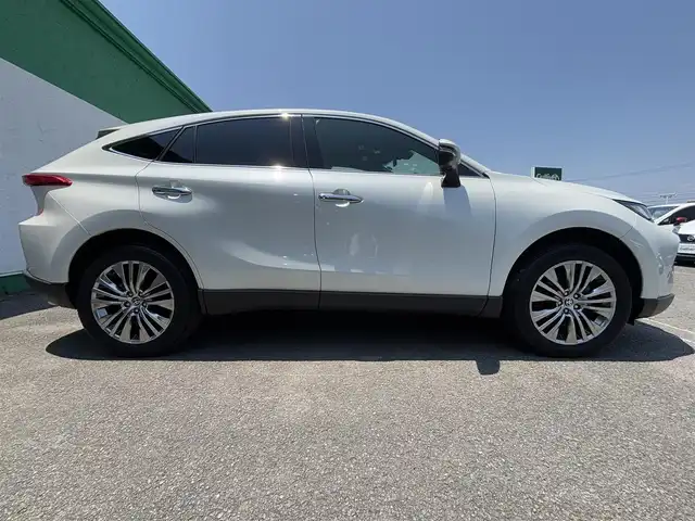 トヨタ ハリアー Z 徳島県 2022(令4)年 0.7万km ホワイトパールクリスタルシャイン 純正JBLナビ　/　AM/FM/BT/USB/フルセグ/Miracast/バックカメラ/全周囲カメラ/ビルトインETC2.0/OP調光パノラマルーフ/ハーフレザーシート/デジタルインナーミラー/ドライブレコーダー/運転席パワーシート/クルーズコントロール/純正フロアマット/パワーバックドア/ブラインドスポットモニター/クリアランスソナー/プッシュスタート/スマートキー/コーナーセンサー/本革巻きステアリング/フォグライト/オートライト/LEDヘッドライト/オートブレーキホールド