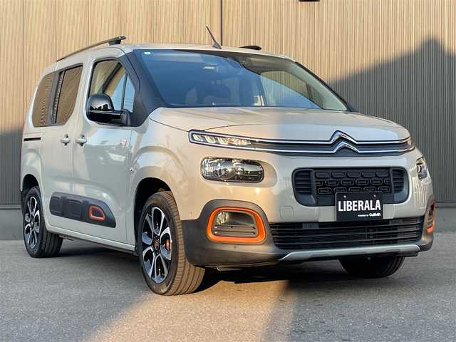 シトロエン シトロエン ベルランゴ シャイン ブルーHDi XTRパック 香川県 2023(令5)年 2.6万km サーブル インテリジェントハイビーム/アクティブセーフティブレーキ/ブラインドスポットモニター/パーキングセンサー/ガラスルーフ/FRドライブレコーダー/両側スライドドア/ACC/バックカメラ/全方位カメラ/MirrorLink/AndroidAuto/AppleCarPlay/Bluetooth/純正17インチアルミ/ルーフレール/フォグライト/革巻きステアリング