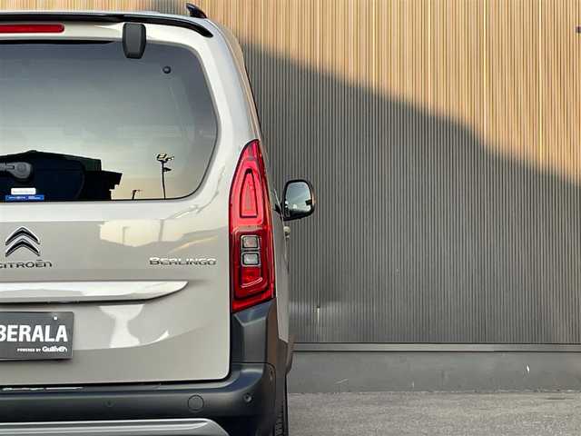 シトロエン シトロエン ベルランゴ シャイン ブルーHDi XTRパック 香川県 2023(令5)年 2.6万km サーブル インテリジェントハイビーム/アクティブセーフティブレーキ/ブラインドスポットモニター/パーキングセンサー/ガラスルーフ/FRドライブレコーダー/両側スライドドア/ACC/バックカメラ/全方位カメラ/MirrorLink/AndroidAuto/AppleCarPlay/Bluetooth/純正17インチアルミ/ルーフレール/フォグライト/革巻きステアリング
