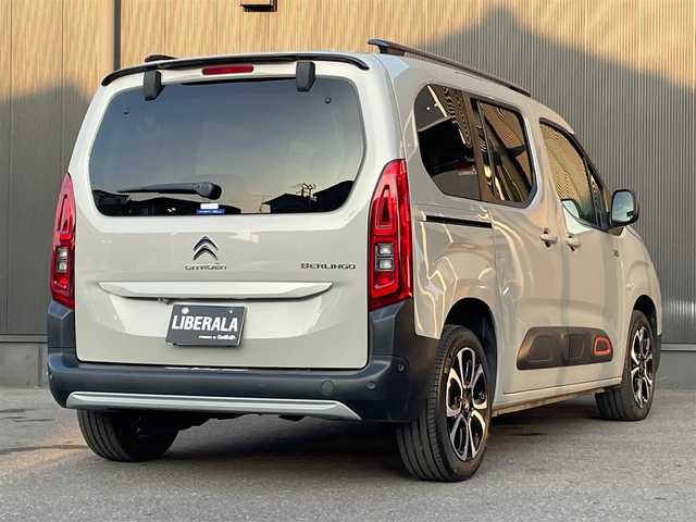 シトロエン シトロエン ベルランゴ シャイン ブルーHDi XTRパック 香川県 2023(令5)年 2.6万km サーブル インテリジェントハイビーム/アクティブセーフティブレーキ/ブラインドスポットモニター/パーキングセンサー/ガラスルーフ/FRドライブレコーダー/両側スライドドア/ACC/バックカメラ/全方位カメラ/MirrorLink/AndroidAuto/AppleCarPlay/Bluetooth/純正17インチアルミ/ルーフレール/フォグライト/革巻きステアリング