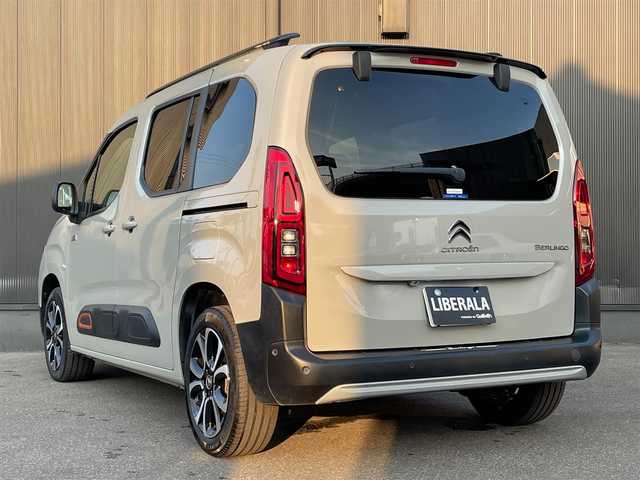 シトロエン シトロエン ベルランゴ シャイン ブルーHDi XTRパック 香川県 2023(令5)年 2.6万km サーブル インテリジェントハイビーム/アクティブセーフティブレーキ/ブラインドスポットモニター/パーキングセンサー/ガラスルーフ/FRドライブレコーダー/両側スライドドア/ACC/バックカメラ/全方位カメラ/MirrorLink/AndroidAuto/AppleCarPlay/Bluetooth/純正17インチアルミ/ルーフレール/フォグライト/革巻きステアリング