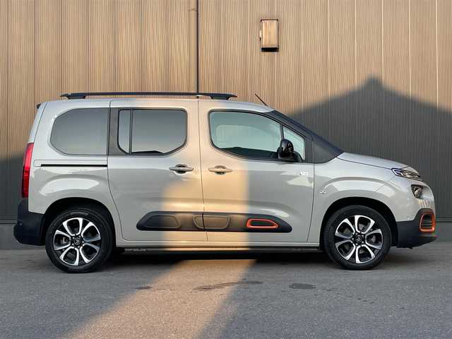 シトロエン シトロエン ベルランゴ シャイン ブルーHDi XTRパック 香川県 2023(令5)年 2.6万km サーブル インテリジェントハイビーム/アクティブセーフティブレーキ/ブラインドスポットモニター/パーキングセンサー/ガラスルーフ/FRドライブレコーダー/両側スライドドア/ACC/バックカメラ/全方位カメラ/MirrorLink/AndroidAuto/AppleCarPlay/Bluetooth/純正17インチアルミ/ルーフレール/フォグライト/革巻きステアリング