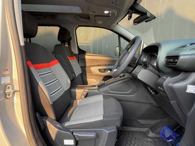 シトロエン シトロエン ベルランゴ シャイン ブルーHDi XTRパック 香川県 2023(令5)年 2.6万km サーブル インテリジェントハイビーム/アクティブセーフティブレーキ/ブラインドスポットモニター/パーキングセンサー/ガラスルーフ/FRドライブレコーダー/両側スライドドア/ACC/バックカメラ/全方位カメラ/MirrorLink/AndroidAuto/AppleCarPlay/Bluetooth/純正17インチアルミ/ルーフレール/フォグライト/革巻きステアリング