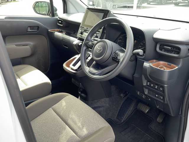 トヨタ シエンタ ハイブリッド G 道東・釧路十勝 2024(令6)年 1.9万km プラチナホワイトパールマイカ ・４WD/・寒冷地仕様/・純正8インチディスプレイオーディオ/（ナビ・BT・USB・Miracast・フルセグ）/・パノラミックビューモニター/・ビルトインETC/・トヨタセーフティセンス/・クリアランスソナー/・アダプティブクルーズコントロール/・両側パワースライドドア/・スマートキー/・プッシュスタート/・社外フロアマット/・オートハイビーム/・ミラーヒーター/・クリアランスソナー/・LEDヘッドライト/・保証書