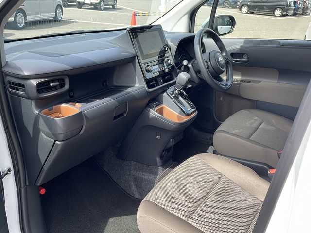 トヨタ シエンタ ハイブリッド G 道東・釧路十勝 2024(令6)年 1.9万km プラチナホワイトパールマイカ ・４WD/・寒冷地仕様/・純正8インチディスプレイオーディオ/（ナビ・BT・USB・Miracast・フルセグ）/・パノラミックビューモニター/・ビルトインETC/・トヨタセーフティセンス/・クリアランスソナー/・アダプティブクルーズコントロール/・両側パワースライドドア/・スマートキー/・プッシュスタート/・社外フロアマット/・オートハイビーム/・ミラーヒーター/・クリアランスソナー/・LEDヘッドライト/・保証書