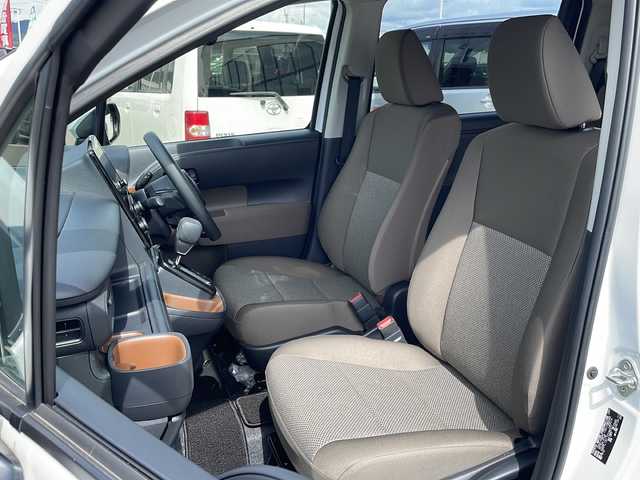 トヨタ シエンタ ハイブリッド G 道東・釧路十勝 2024(令6)年 1.9万km プラチナホワイトパールマイカ ・４WD/・寒冷地仕様/・純正8インチディスプレイオーディオ/（ナビ・BT・USB・Miracast・フルセグ）/・パノラミックビューモニター/・ビルトインETC/・トヨタセーフティセンス/・クリアランスソナー/・アダプティブクルーズコントロール/・両側パワースライドドア/・スマートキー/・プッシュスタート/・社外フロアマット/・オートハイビーム/・ミラーヒーター/・クリアランスソナー/・LEDヘッドライト/・保証書