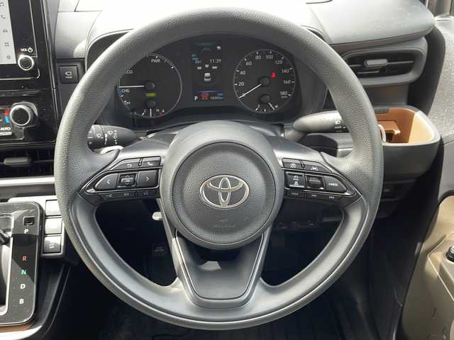 トヨタ シエンタ ハイブリッド G 道東・釧路十勝 2024(令6)年 1.9万km プラチナホワイトパールマイカ ・４WD/・寒冷地仕様/・純正8インチディスプレイオーディオ/（ナビ・BT・USB・Miracast・フルセグ）/・パノラミックビューモニター/・ビルトインETC/・トヨタセーフティセンス/・クリアランスソナー/・アダプティブクルーズコントロール/・両側パワースライドドア/・スマートキー/・プッシュスタート/・社外フロアマット/・オートハイビーム/・ミラーヒーター/・クリアランスソナー/・LEDヘッドライト/・保証書